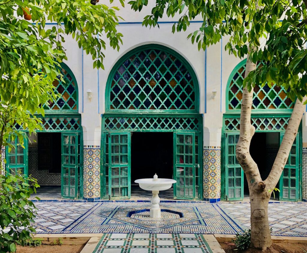green palm tree near white and blue concrete building, how far is casablanca from marrakech