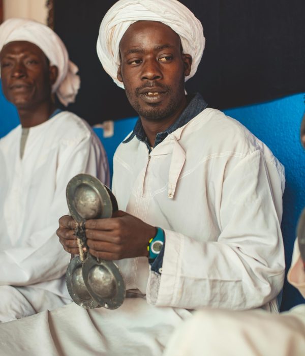 Moroccan Musical Instruments: A Guide to Morocco’s Traditional Sounds 2 Portrait of a Moroccan musician holding traditional instruments in Merzouga, Morocco.moroccan musical instruments