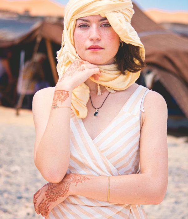 Marokko: Oplev det Fængslende Nordafrika – Kultur, Klima og Historie 3 Caucasian woman in a headscarf with henna tattoos in Merzouga, Morocco desert.marokko