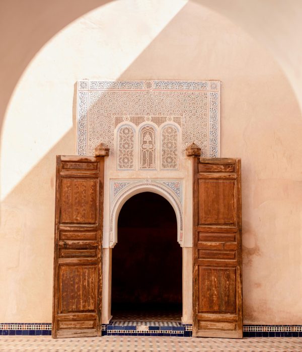 Marokko: Oplev det Fængslende Nordafrika – Kultur, Klima og Historie 2 Beautiful Moroccan architecture featuring a wooden door and ornate archway in Marrakech, Morocco.marokko